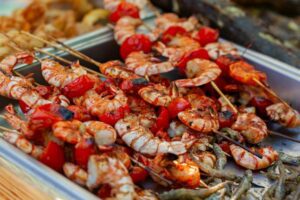 brochettes de crevettes et légumes